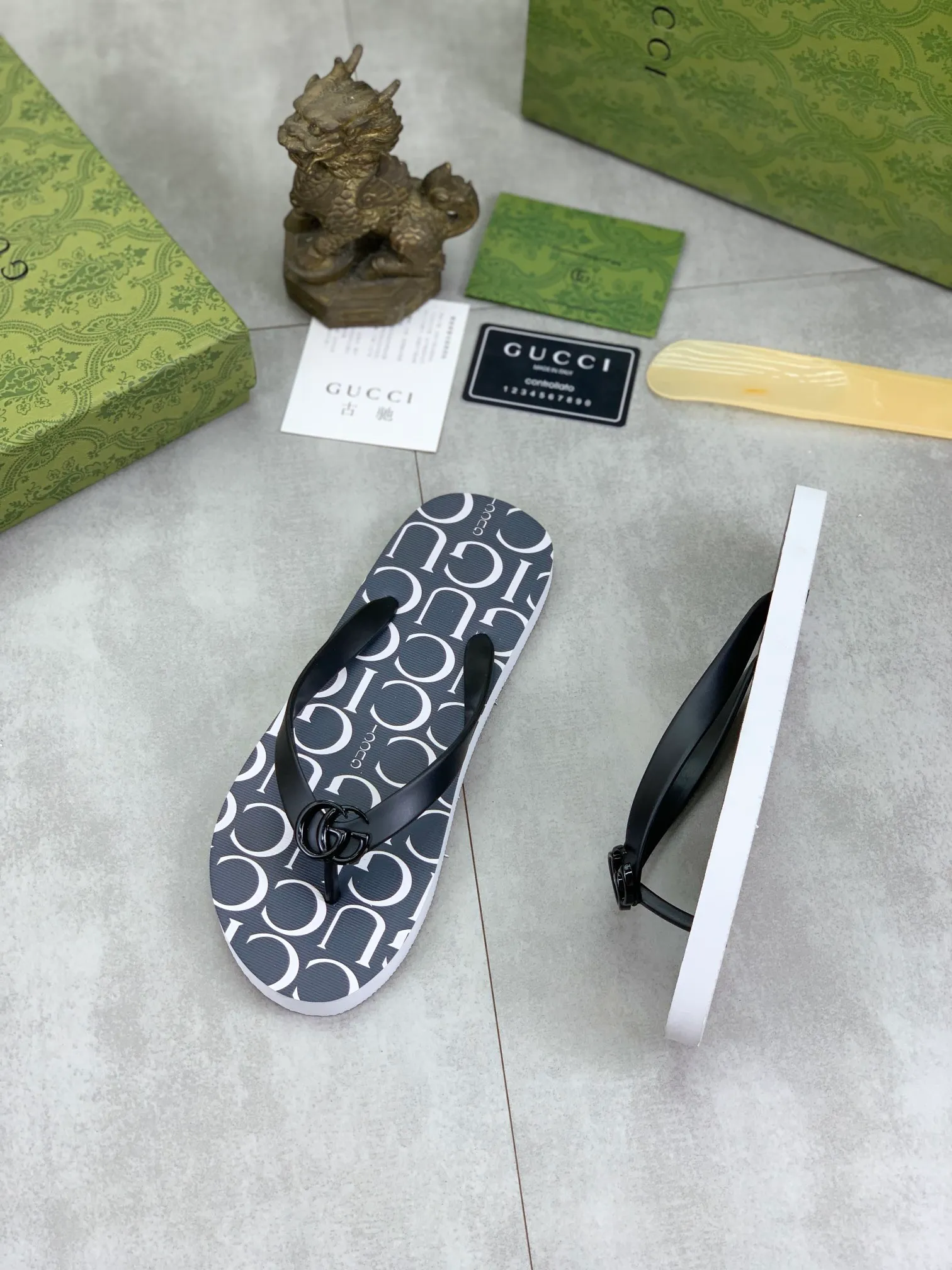 Men's men's shoes 💰P220💰【New style】🆘【GUCCI】Official website's popular Gucci adult couple 🧑‍🤝‍🧑 style, children's flip-flops are on sale at the counter simultaneously! Original fabric imported from Italy. Original bottom provided by the original factory. Size: Adult 36-45. Children’s size: 30-37. Multiple colors available.